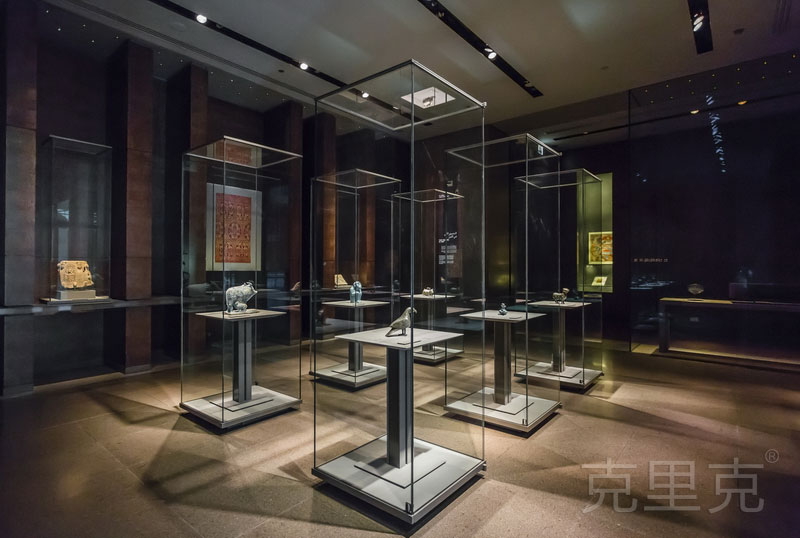 在定制展柜時，可以根據空間選擇定制不同的展柜樣式。