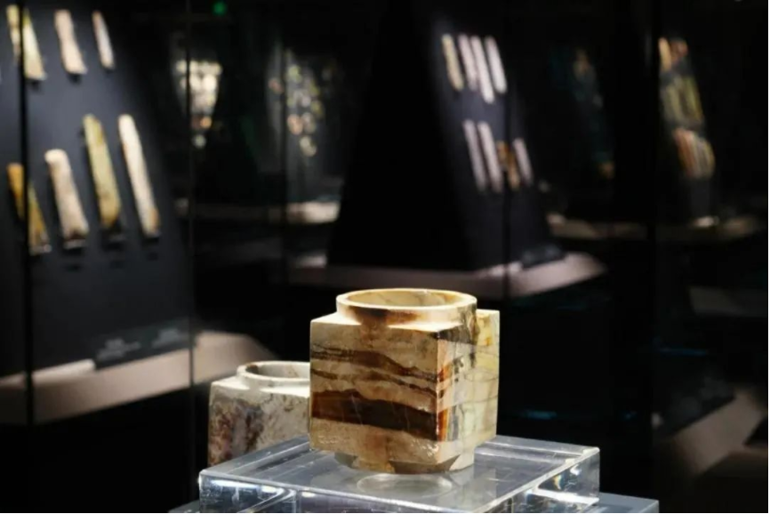 看到這張照片，你是不是以為玉琮在“裸展”？沒錯(cuò)，確實(shí)像。但它真的沒有裸展